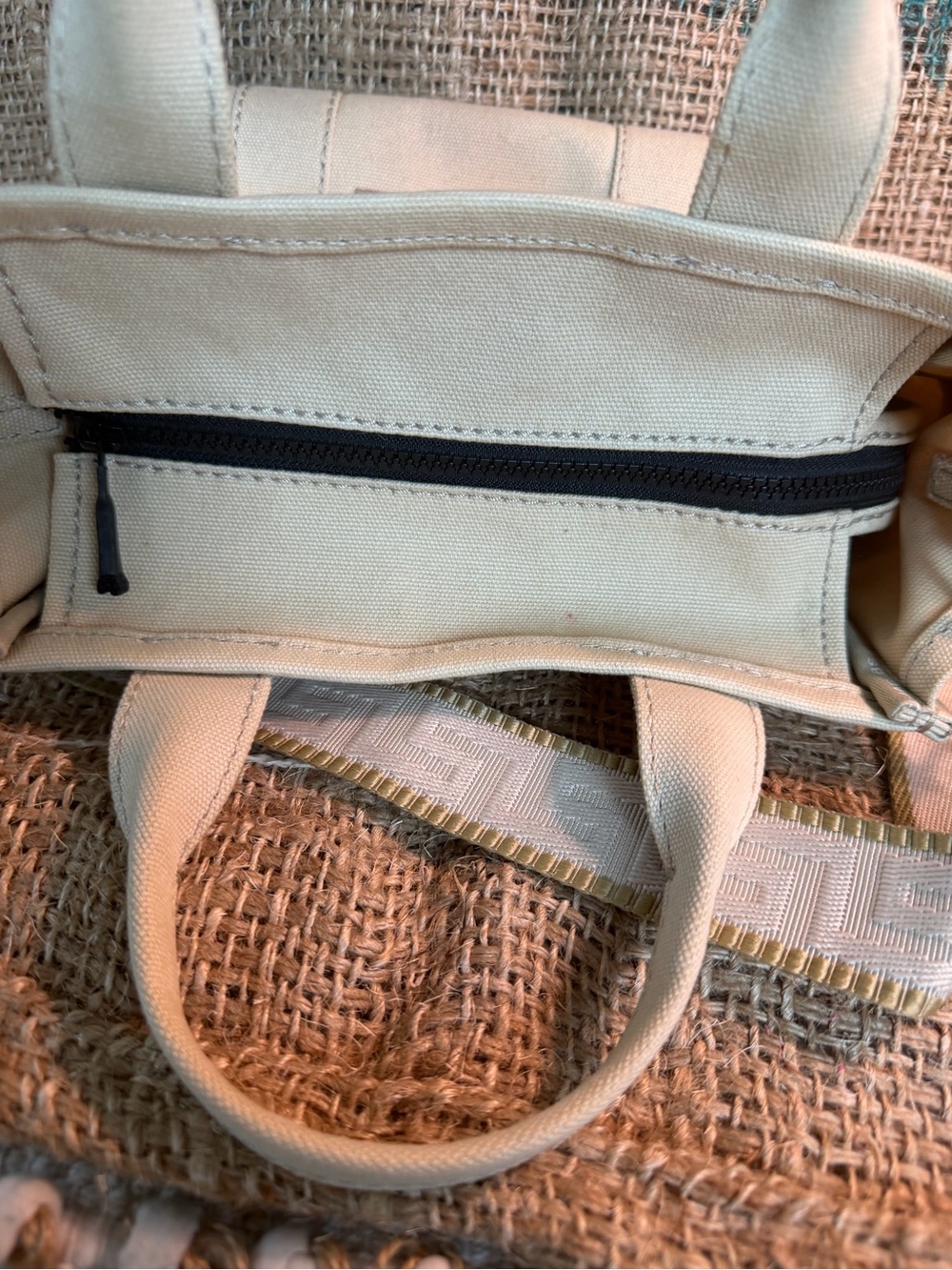 Marc Jacobs Canvas Tote Bag in Beige with White Logo - Picture 4 of 12